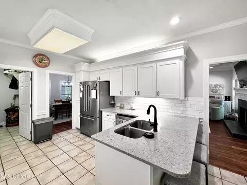 Kitchen - 520 E Point Dr, Brandon, MS 39047 photo 2 of 5