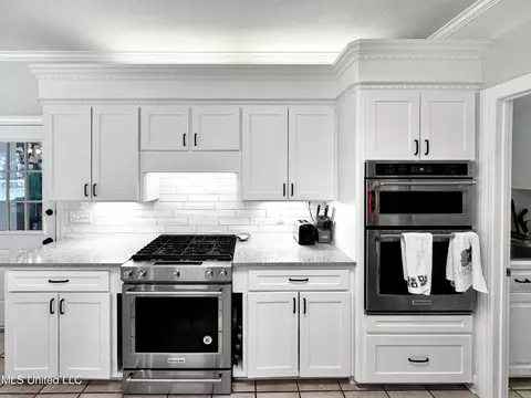 Kitchen - 520 E Point Dr, Brandon, MS 39047 photo 3 of 5