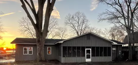73 Kathryn Dr, Dundee, MS 38626
