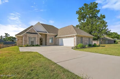 200 Oakmont Dr, Clinton, MS 39056