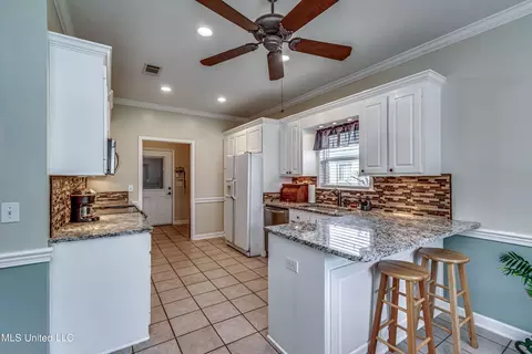 Kitchen - 219 Terrace Dr, Brandon, MS 39042 photo 6 of 8