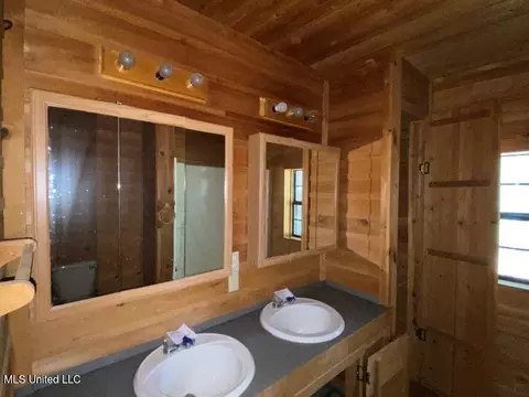 Bath - 920 White Rd, Florence, MS 39073 photo 3 of 3