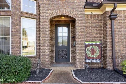 3217 S Emery Cir, Nesbit, MS 38651 photo 2