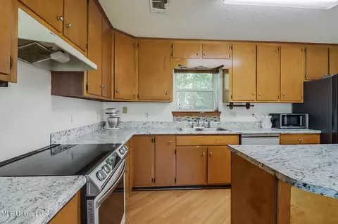 Kitchen - 6220 Mccormack Rd, Moss Point, MS 39562 photo 1 of 2