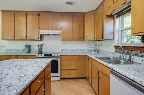 Kitchen - 6220 Mccormack Rd, Moss Point, MS 39562 photo 2 of 2