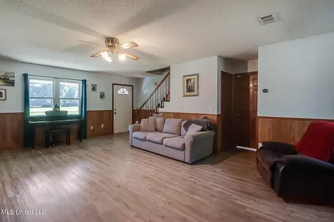 Living - 6220 Mccormack Rd, Moss Point, MS 39562 photo 2 of 3