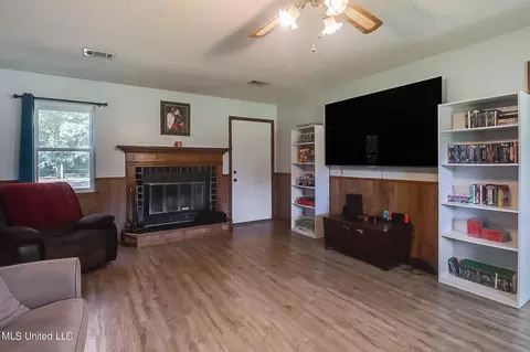 Living - 6220 Mccormack Rd, Moss Point, MS 39562 photo 3 of 3