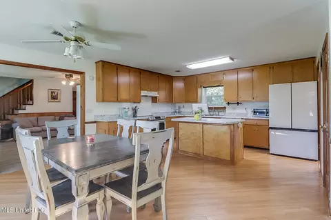 Dining - 6220 Mccormack Rd, Moss Point, MS 39562 photo 1 of 2