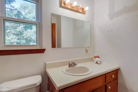 Bath - 6220 Mccormack Rd, Moss Point, MS 39562 photo 3 of 4