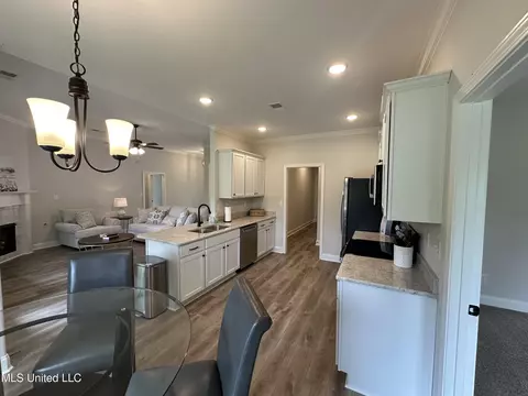 Kitchen - 1009 Collie Dr, Hernando, MS 38632 photo 2 of 2