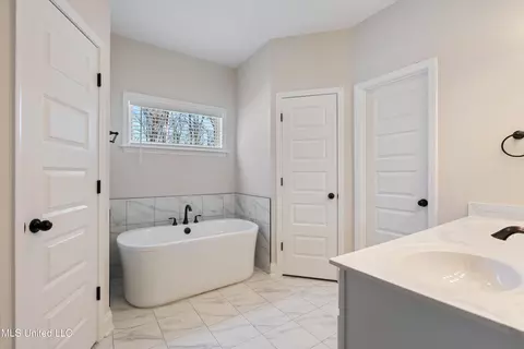 Bath - 995 Collie Dr, Hernando, MS 38632 photo 1 of 1