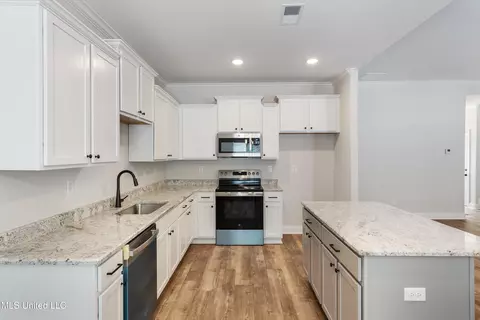 Kitchen - 995 Collie Dr, Hernando, MS 38632 photo 2 of 3