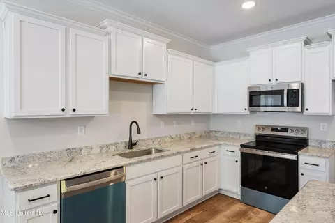 Kitchen - 995 Collie Dr, Hernando, MS 38632 photo 3 of 3