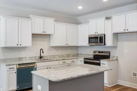 Kitchen - 995 Collie Dr, Hernando, MS 38632 photo 1 of 3