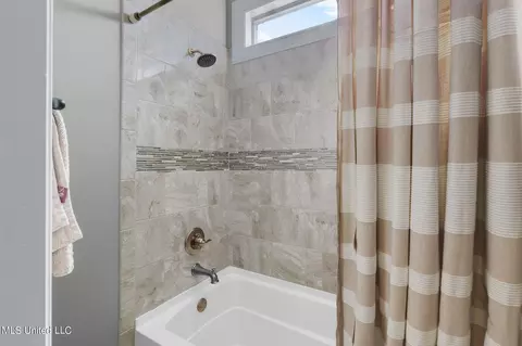 Bath - 1404 Ruby Pointe, Flowood, MS 39232 photo 2 of 9