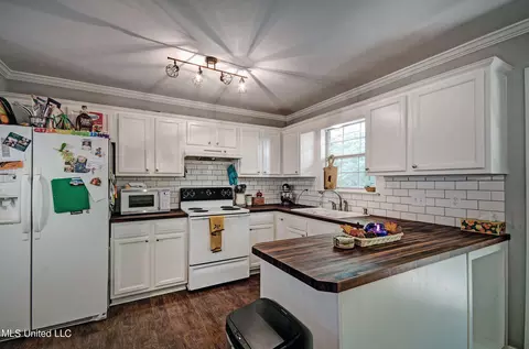 Kitchen - 533 Eaglewood Dr, Florence, MS 39073 photo 2 of 2