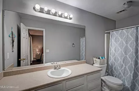 Bath - 533 Eaglewood Dr, Florence, MS 39073 photo 1 of 4