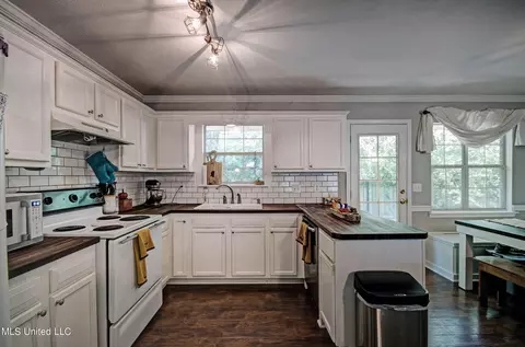 Kitchen - 533 Eaglewood Dr, Florence, MS 39073 photo 1 of 2