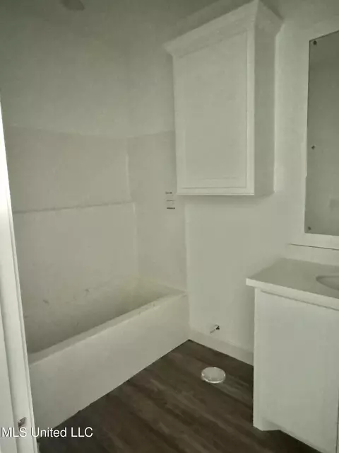Bath - 410 Baleigh Way, Canton, MS 39046 photo 3 of 3