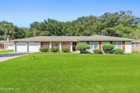 1413 Seacliffe Dr, Gautier, MS 39553