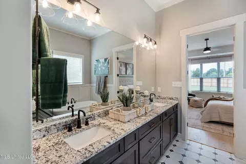 Bath - 6988 Silver Cloud Cv, Olive Branch, MS 38654 photo 1 of 2