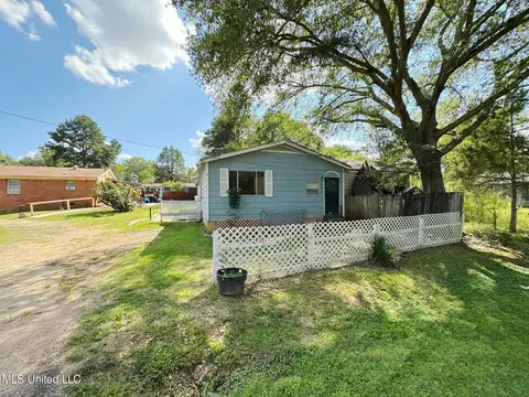 Exterior - 220 Pin Oak Dr, Jackson, MS 39213 photo 4 of 5
