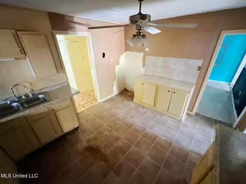 Kitchen - 220 Pin Oak Dr, Jackson, MS 39213 photo 2 of 2