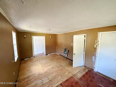 Living - 220 Pin Oak Dr, Jackson, MS 39213 photo 1 of 1