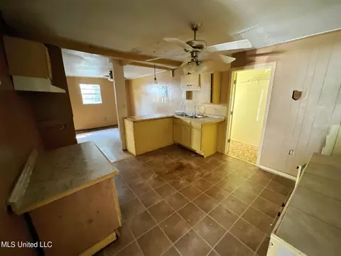 Kitchen - 220 Pin Oak Dr, Jackson, MS 39213 photo 1 of 2