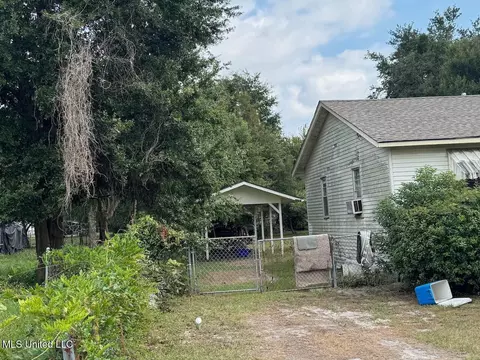 616 W Oak Dr, Gulfport, MS 39507