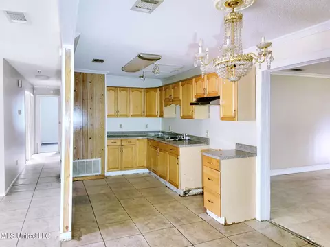 3612 Julia Cir, Moss Point, MS 39563 photo 2