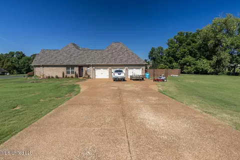 Exterior - 830 W Slocum Point Cv, Hernando, MS 38632 photo 3 of 9