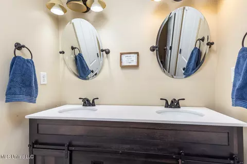 Bath - 830 W Slocum Point Cv, Hernando, MS 38632 photo 4 of 5