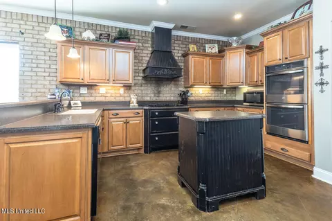 Kitchen - 830 W Slocum Point Cv, Hernando, MS 38632 photo 3 of 3