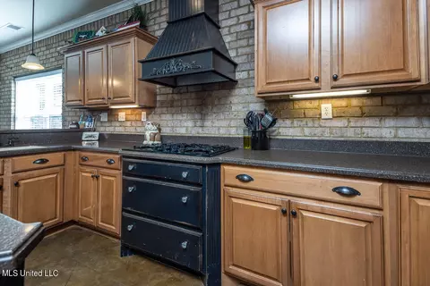 Kitchen - 830 W Slocum Point Cv, Hernando, MS 38632 photo 2 of 3