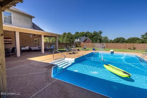 Exterior - 830 W Slocum Point Cv, Hernando, MS 38632 photo 4 of 9
