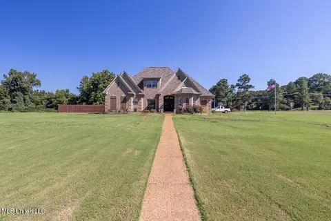 Exterior - 830 W Slocum Point Cv, Hernando, MS 38632 photo 2 of 9