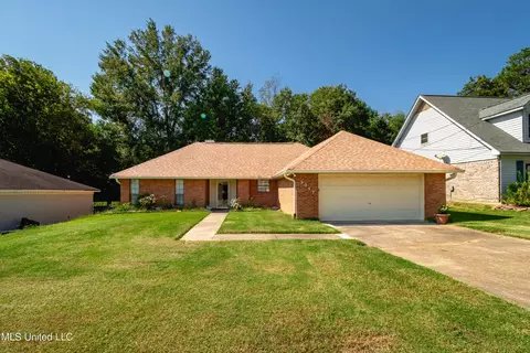 5017 Raintree Dr, Byram, MS 39272