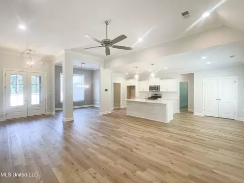 Living - 3039 Fossil Hill Dr, Hernando, MS 38632 photo 4 of 5