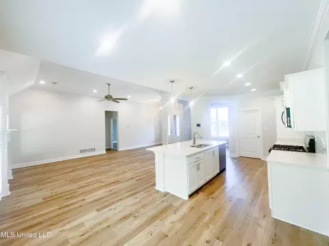 Living - 3039 Fossil Hill Dr, Hernando, MS 38632 photo 5 of 5