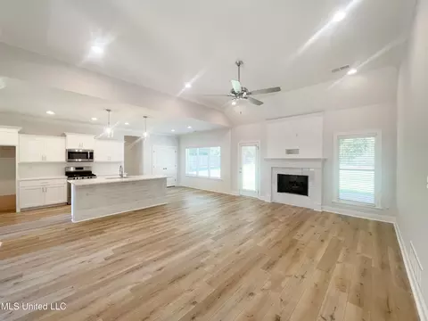 Living - 3039 Fossil Hill Dr, Hernando, MS 38632 photo 1 of 5