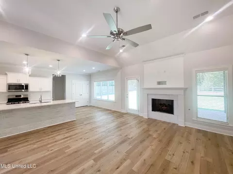 Living - 3039 Fossil Hill Dr, Hernando, MS 38632 photo 2 of 5