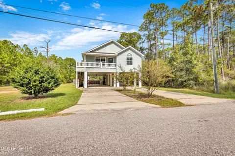 117 Sycamore Dr, Pass Christian, MS 39571