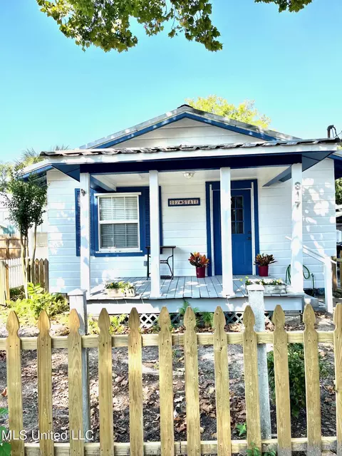 317 State St, Bay Saint Louis, MS 39520