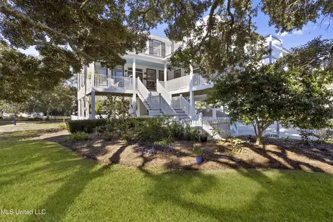 111 Barkley Dr, Pass Christian, MS 39571