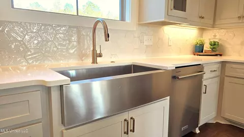 Kitchen - 404 Calvary Xing, Brandon, MS 39047 photo 5 of 6