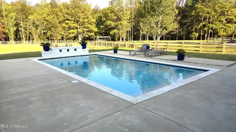 Exterior - 404 Calvary Xing, Brandon, MS 39047 photo 9 of 10