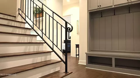 Entry Way - 404 Calvary Xing, Brandon, MS 39047 photo 2 of 4