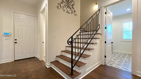 Entry Way - 404 Calvary Xing, Brandon, MS 39047 photo 4 of 4