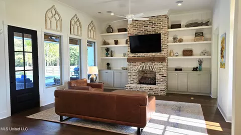 Living - 404 Calvary Xing, Brandon, MS 39047 photo 1 of 1